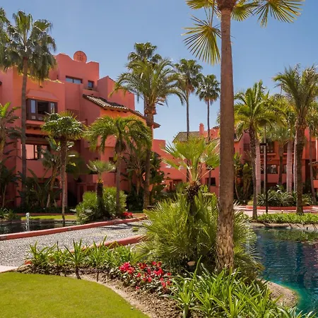 Golden Shore Seafront דירה