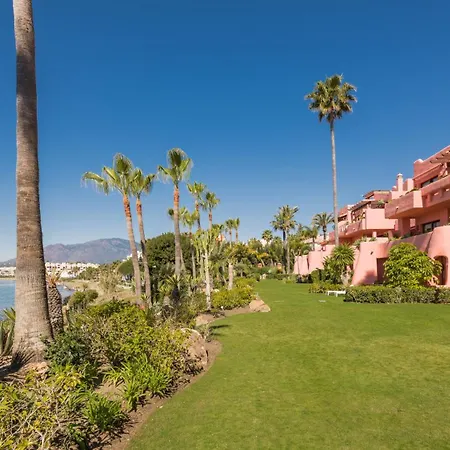 Golden Shore Seafront * אסטפונה