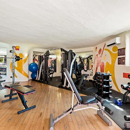 Golden Shore Seafront * אסטפונה