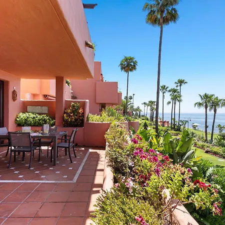 דירה Golden Shore Seafront אסטפונה