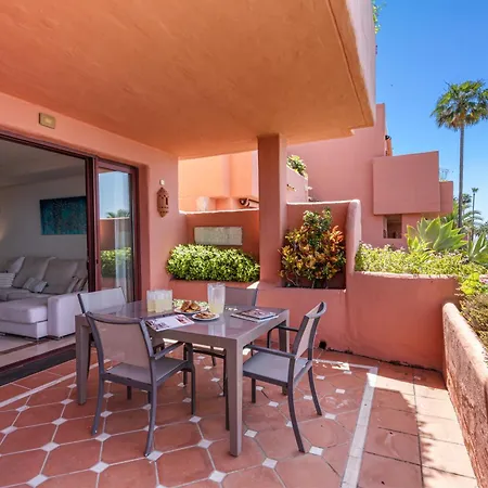 Golden Shore Seafront דירה