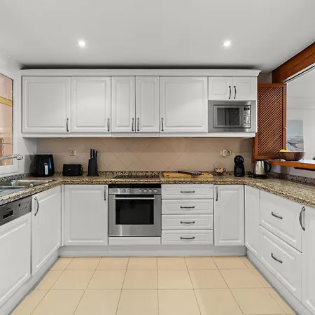 דירה Golden Shore Seafront אסטפונה