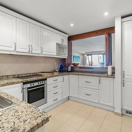 דירה Golden Shore Seafront אסטפונה