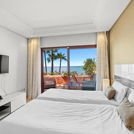 Golden Shore Seafront דירה *